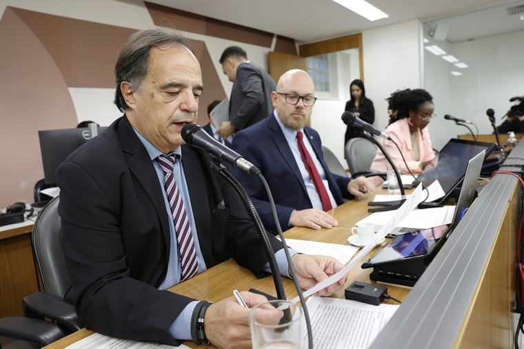 Mauro Tramonte em comissão na Assembleia